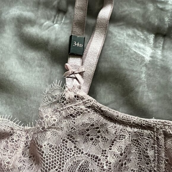 Victoria's Secret Unlined Lace Balconette Bra NWT - Picture 2 of 3